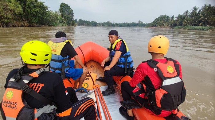 Tim SAR gabungan melakukan pencarian bocah yang dilaporkan tenggelam di Sungai Komering