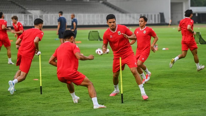 Sejumlah pesepak bola Timnas Indonesia mengikuti sesi latihan di Stadion Madya, Senayan, Jakarta, Selasa (22/9/2026). Latihan Timnas Indonesia tersebut untuk persiapan FIFA ASEAN Cup 2026 melawan Singapura di Stadion Gelora Bung Karno pada Jumat (25/9/2026). ANTARA FOTO/Rivan Awal Lingga/YU