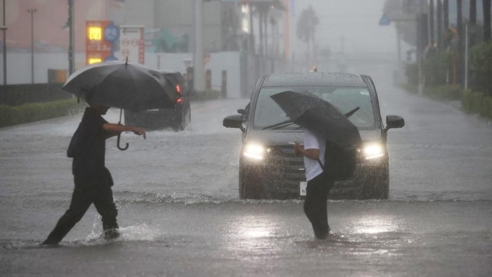Topan Dujuan memicu hujan lebat di wilayah Chiba, Jepang (AFP/STR) 