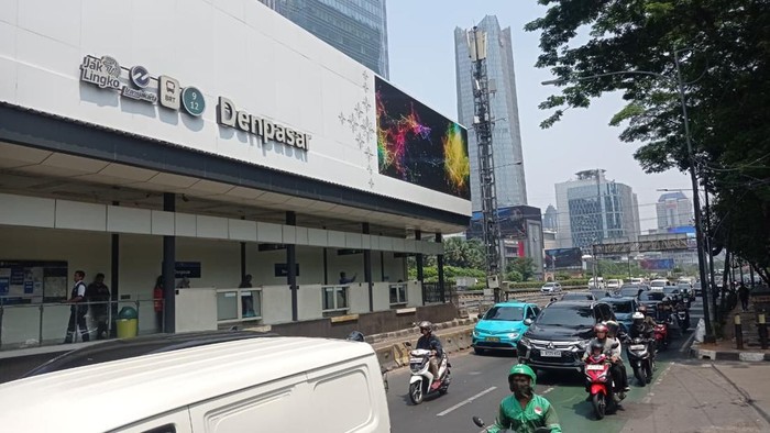 Truk tabrak separator busway di Jl Gatot Subroto telah dievakuasi (Shonya/detikcom)