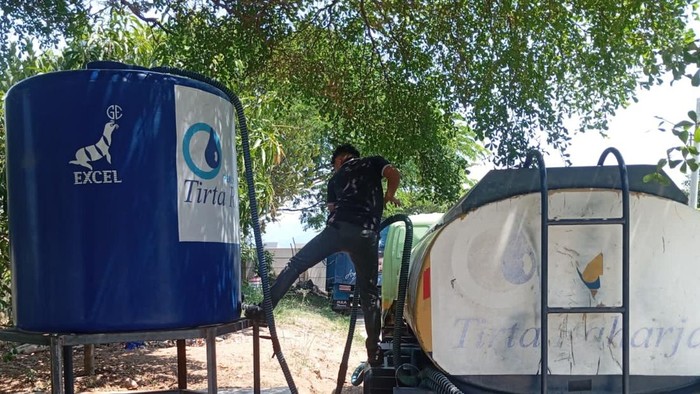 Truk Tangki air bersih untuk warga terdampak kemarau panjang di Cimahi