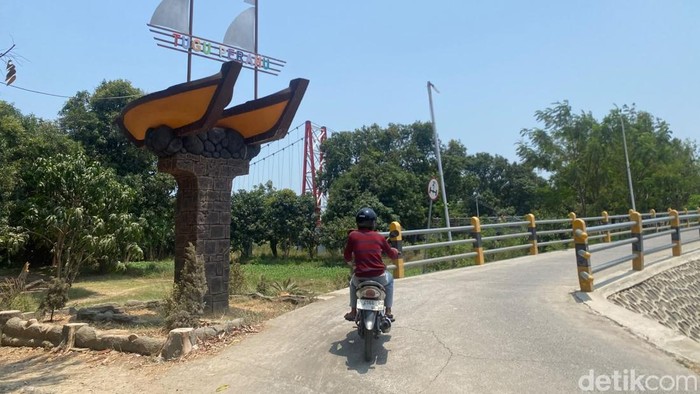 Tugu Perahu di samping jembatan gantung Desa Krasak, Indramayu