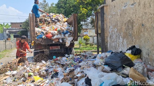 Tumpukan sampah warga sekitar di halaman Kantor Lurah Monjok, Kota Mataram, Selasa (22/9/2026).
