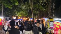 Suasana malam Saparua dipenuhi pengunjung yang berburu kuliner.