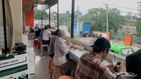 Pengunjung sedang menyantap makanan di Pasar Jambu Dua Bogor (Vicky Fadly)