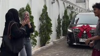 Momen Ummi Pipik dikejutkan dengan kedatangan mobil Toyota Alphard hitam dengan hiasan pita merah di depannya. Saat melihat yang keluar dari pintu mobil ternyata Abidzar Al Ghifari, Pipik langsung kaget. (Foto: dok Instagram _ummi_pipik_)