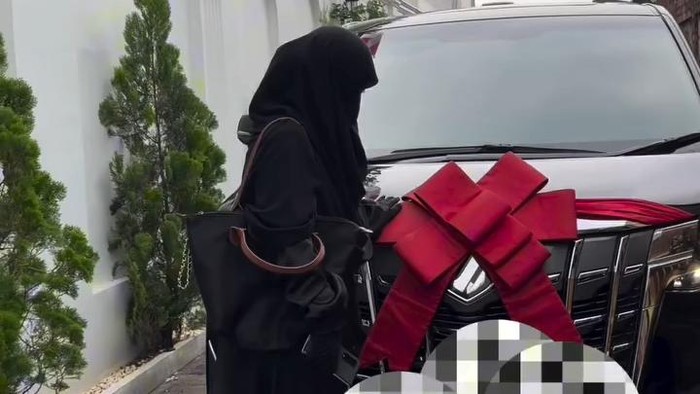 Momen Haru Ummi Pipik Dapat Kado Ultah Mobil Alphard dari Abidzar