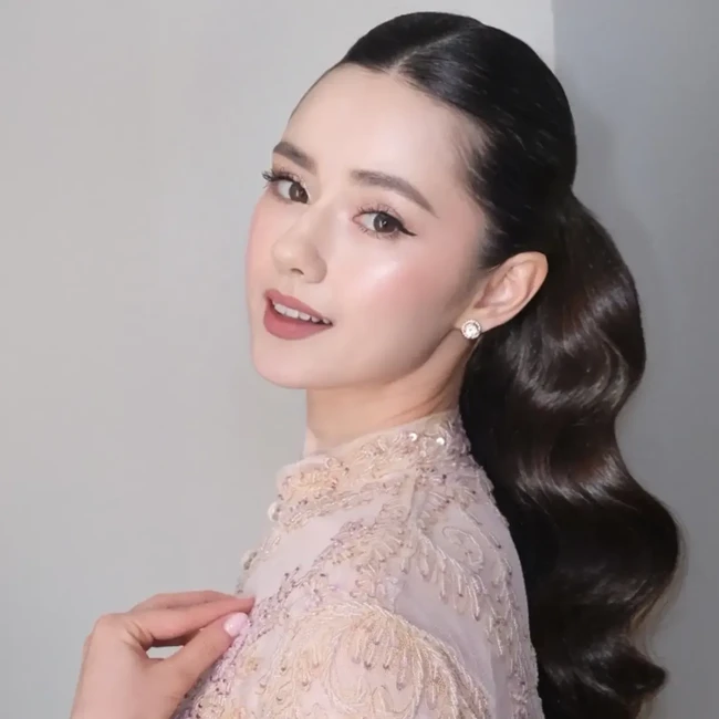 Gaya Vika Kolesnaya, Istri Billy Syahputra Berkebaya di Pernikahan Adik Olga