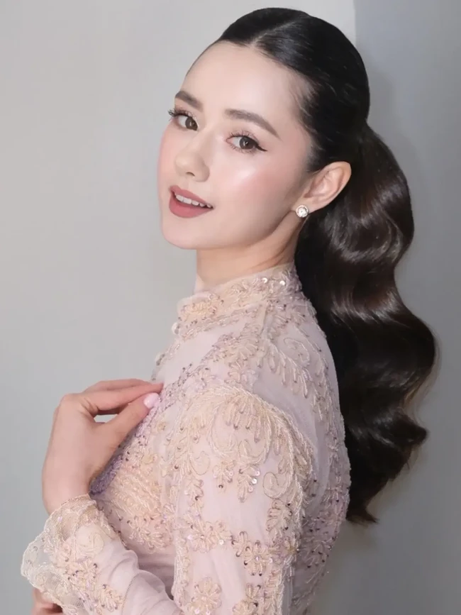 Gaya Vika Kolesnaya, Istri Billy Syahputra Berkebaya di Pernikahan Adik Olga