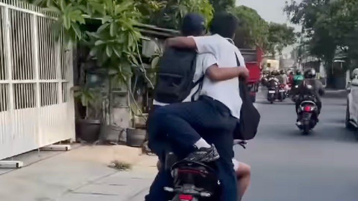 Viral aksi 4 bocah SMP gendongan saat naik motor di jalanan Ciputat, Tangerang Selatan, Senin (21/9/2026).