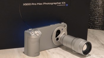 Vivo X500 Pro Max juga punya edisi khusus yaitu Vivo X500 Pro Max Photographer Kit Co-engineered with ZEISS. Ini adalah paket lengkap dengan 2 lensa ZEISS dan imaging grip, menjadikan Vivo X500 Pro Max menjadi kamera profesional. Foto: Fitraya Ramadhanny/detikINET
