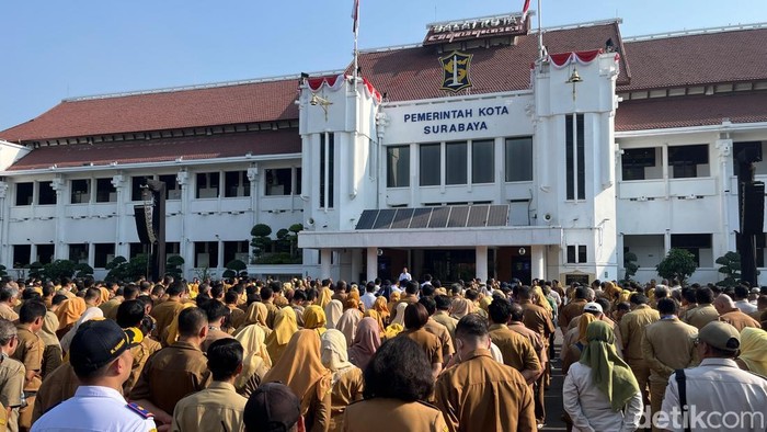 Walkot Eri Cahyadi saat pimpin apel di Balai Kota Surabaya