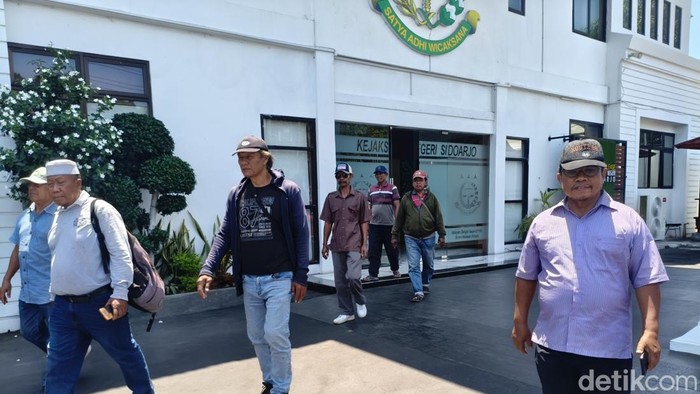 Warga Damarsi usai audiensi dengan Kejari Sidoarjo