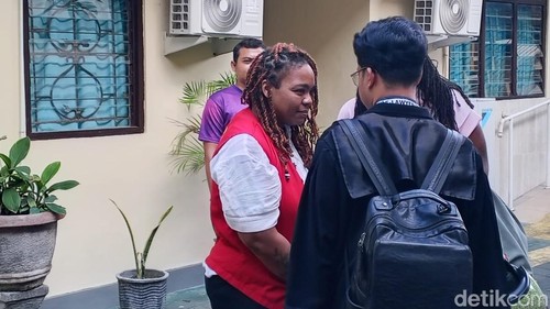 Warga negara AS,Tyeisha Kieonne Parks,seusai menjalani sidang vonis kasus narkotika di Pengadilan Negeri (PN) Denpasar, Selasa (22/9/2026). (Foto: Wibhi Leksono/detikBali)