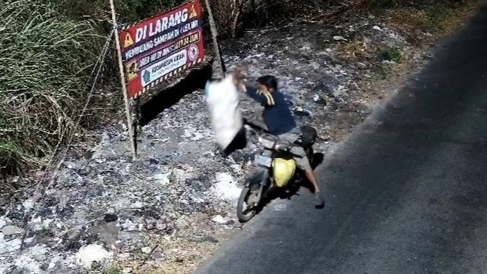 Warga yang buang sampah seenaknya di tepi jalan belakang Kantor Kecamatan Krian, Sidoarjo.