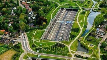 Jembatan penyeberangan satwa, jalur kereta api, jalan raya, jalan umum, jalur pejalan kaki, semuanya ada! Menakjubkan banget. Lokasi di Breda, Belanda. Foto: earthmoonsun via Bored Panda
