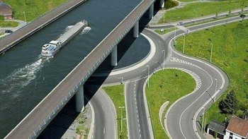 Jembatan Kanal Sart, Belgia. Foto: Jezawan via Bored Panda