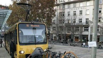 Sebuah trem di jalur kereta rel gigi Stuttgart dengan gerbong tambahan untuk sepeda. Stuttgart, Jerman. Foto: gahte3 via Bored Panda