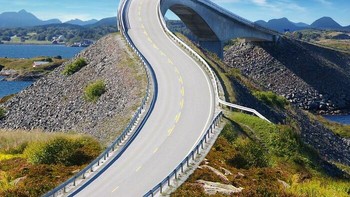 Jembatan Storseisundet di Norwegia. Indah sekali. Foto: rockystl via Bored Panda