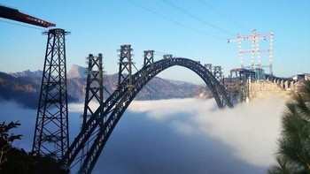 Jembatan Kereta Api Chenab yang sedang dibangun, Jammu dan Kashmir, India. Foto: wickedGamer65 via Bored Panda