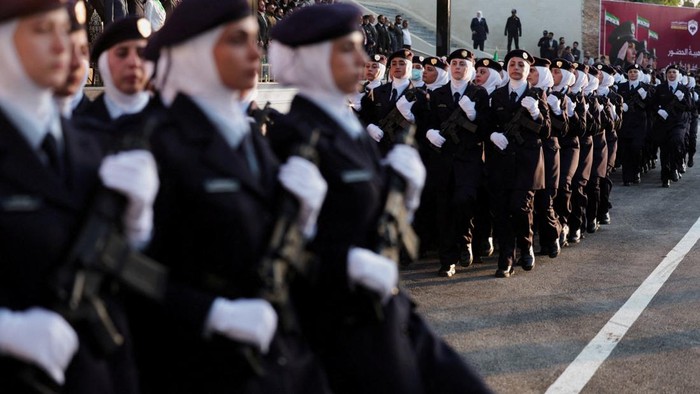 Members of the First Class of the Women's Police Institute, the first female members of the police force in Syria, march during their graduation ceremony, in Damascus, Syria, September 22, 2026. REUTERS/Mahmoud Hassano   REFILE - CORRECTING YEAR FROM 