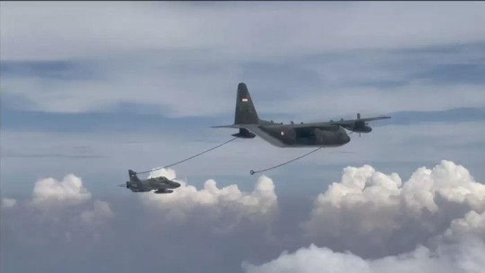 Air to Air Refuelling Skadron Udara 12 dengan pesawat tempur Hawk 100/200, dan Skadron Udara 32 dengan pesawat angkut berat C-130 Hercules sebagai pesawat tanker. Selasa (15/4/2025)