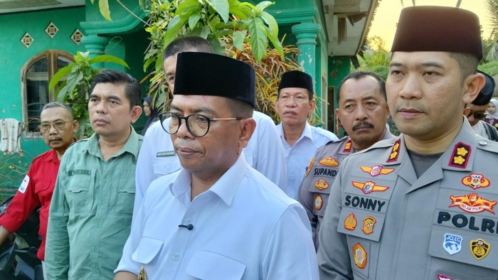 Gubernur Banten Andra Soni dan Kapolres Pandeglang AKBP Sonny Harsono di rumah duka Surakman Desa Sukajadi, Carita, Pandeglang, Banten, Rabu (23/9/2026).