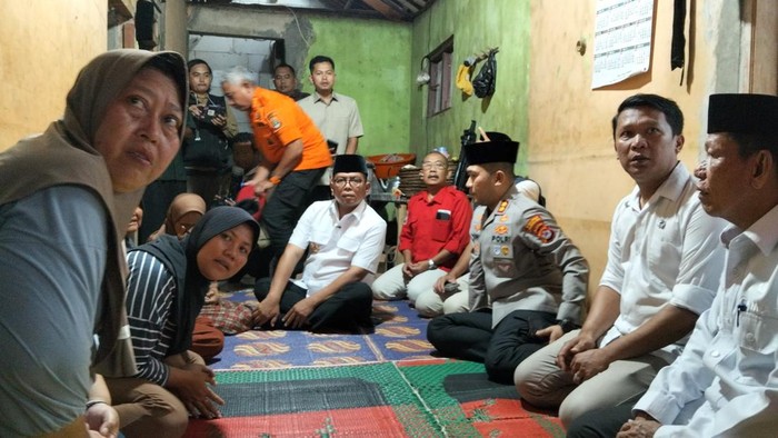 Gubernur Banten Andra Soni mendatangi rumah anak buah kapal (ABK) Arupadhatu I, Surakman, yang jenazahnya ditemukan di Pulau Enggano, Bengkulu, Rabu (23/9/2026).