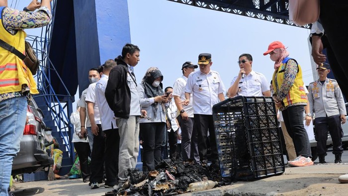Asisten II Setda Kota Palembang Isnaini Madani turun langsung mengecek kondisi drainase di sejumlah ruas jalan protokol