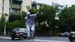Atraksi Manusia Silver Juggling Golok di Jalanan El Salvador
