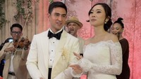 My brother officially off the market !!!!!!! welcome to the family @niceningrat, tulis Valerie Thomas yang turut bahagia menyambut Cicilia sebagai anggota keluarga. Foto: Instagram @valerieethomas