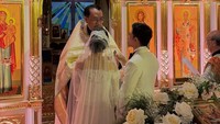 Valerie Thomas, adik Axel, mengabadikan momen holly matrimony sang kakak yang berjalan khidmat dan intimate. Foto: Instagram @valerieethomas