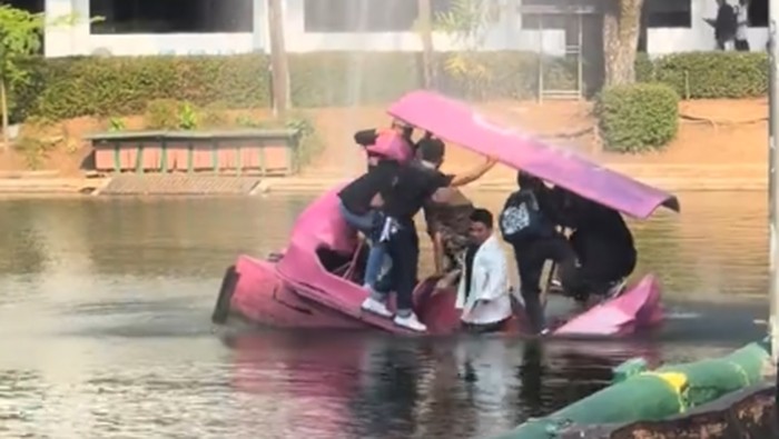 Bebek Pink di danau UMM yang tenggelam