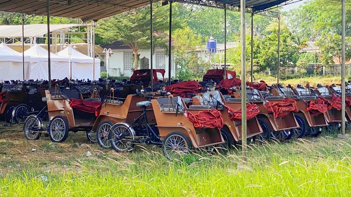 Becak listrik untuk lansia terparkir di Galeri Budaya Kompleks Pemkab Karawang