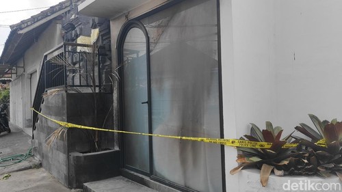 Bekas bom molotov masih membekas di dinding bangunan toko kecil depan rumah korban di Desa Pererenan, Badung, Rabu (23/9/2026). (Agus Eka/detikBali)
