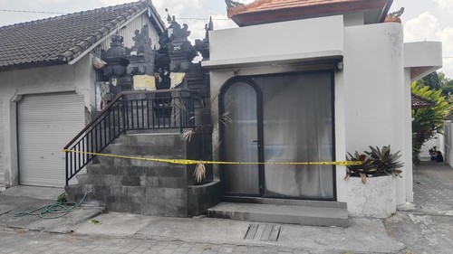 Bekas bom molotov membekas pada dinding bangunan toko kecil depan rumah korban di Desa Pererenan, Badung, Rabu (23/9/2026). (Agus Eka/detikBali)