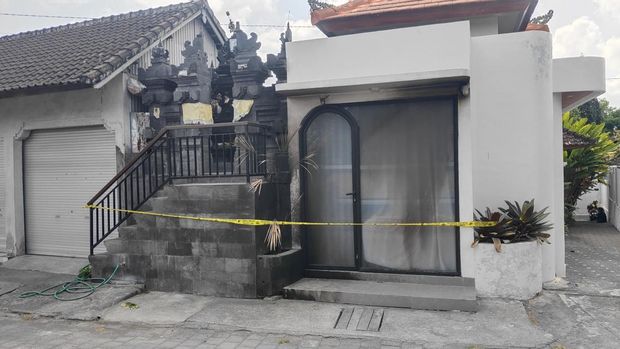 Bekas bom molotov membekas pada dinding bangunan toko kecil depan rumah korban di Desa Pererenan, Badung, Rabu (23/9/2026). (Agus Eka/detikBali) Bekas bom molotov membekas pada dinding bangunan toko kecil depan rumah korban di Desa Pererenan, Badung, Rabu (23/9/2026). (Agus Eka/detikBali)