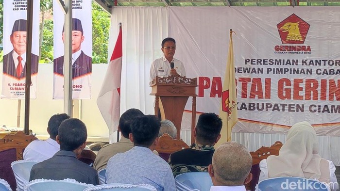 Bupati Ciamis Herdiat Sunarya saat menghadiri peresmian kantor DPC Gerindra Ciamis.