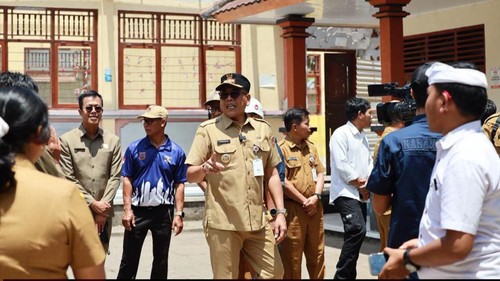 Bupati Karangasem I Gusti Putu Parwata saat melakukan monitoring pelaksanaan revitalisasi sekolah di Kecamatan Rendang, Rabu (23/9/2026). (Foto: Dok. Prokopim Karangasem)
