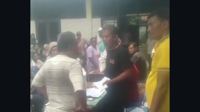 Tangkapan layar warga cekcok dengan petugas bansos di Kelurahan Helvetia, Kota Medan.