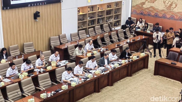 Direktur Utama KAI Bobby Rasyidin rapat dengan Komisi VI