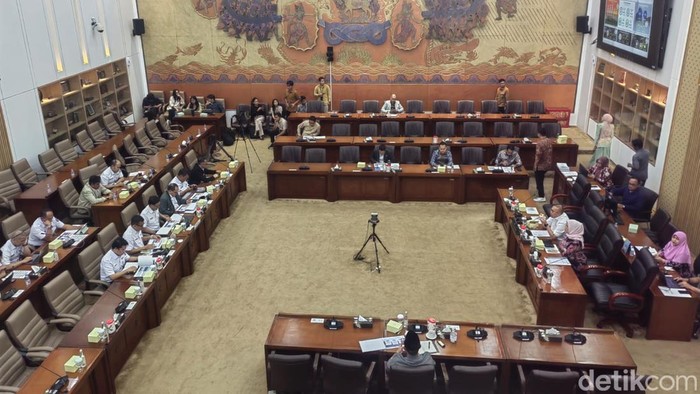 Direktur Utama KAI Bobby Rasyidin rapat dengan Komisi VI