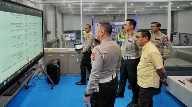 Dirgakkum Korlantas Polri Brigjen I Made Agus Prasatya meninjau layanan ETLE di Regional Traffic Management Center (RTMC) dan pelayanan Samsat Polda Metro Jaya, Jakarta, Rabu (23/9/2026).