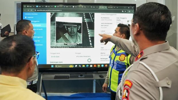 Dirgakkum Korlantas Polri Brigjen I Made Agus Prasatya meninjau layanan ETLE di Regional Traffic Management Center (RTMC) dan pelayanan Samsat Polda Metro Jaya, Jakarta, Rabu (23/9/2026).