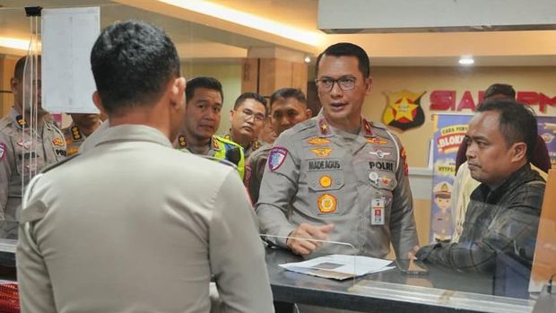 Dirgakkum Korlantas Polri Brigjen I Made Agus Prasatya meninjau layanan ETLE di Regional Traffic Management Center (RTMC) dan pelayanan Samsat Polda Metro Jaya, Jakarta, Rabu (23/9/2026).