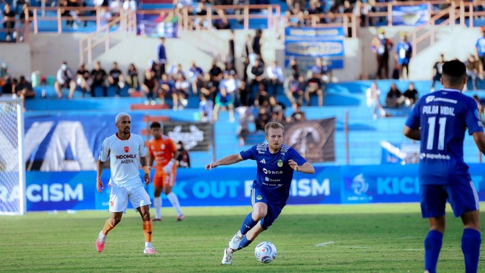 Gelandang PSIM Jogja, Adrian Purzycki, saat laga melawan Persita Tangerang di Stadion Sultan Agung, Bantul, Sabtu (5/9/2026).