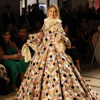Busana ini dibuat dari quilt Venesia daur ulang dan membutuhkan waktu 1.680 jam untuk diselesaikan dengan tangan. Desainnya menampilkan lengan puff berukuran besar dan rok penuh yang memberikan siluet dramatis. Bagian leher dihiasi kerah berkerut dari organza warna ivory, lengkap dengan detail manset senada di bagian lengan. Foto: Getty Images for Vogue/Arnold Jerocki