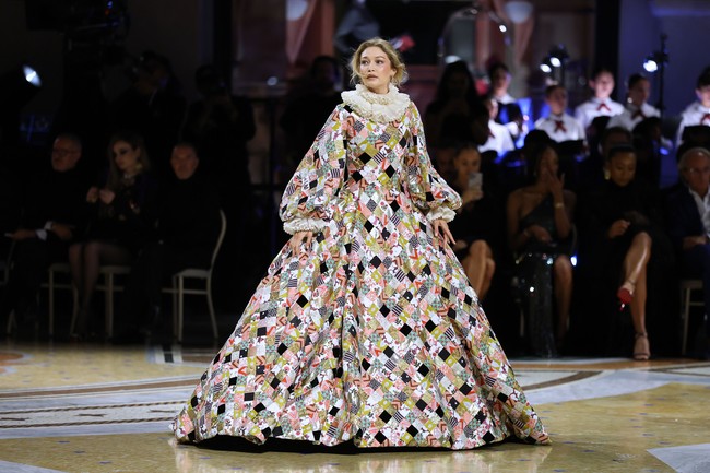Seluruh gaun dihiasi patchwork yang dikerjakan dengan teknik kerajinan tingkat tinggi. Gigi Hadid melengkapi penampilannya dengan sepasang sepatu Valentino dan anting-anting dari Damiani. Foto: Getty Images for Vogue/Daniele Venturelli