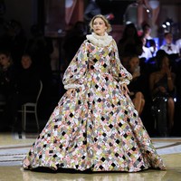 Seluruh gaun dihiasi patchwork yang dikerjakan dengan teknik kerajinan tingkat tinggi. Gigi Hadid melengkapi penampilannya dengan sepasang sepatu Valentino dan anting-anting dari Damiani. Foto: Getty Images for Vogue/Daniele Venturelli