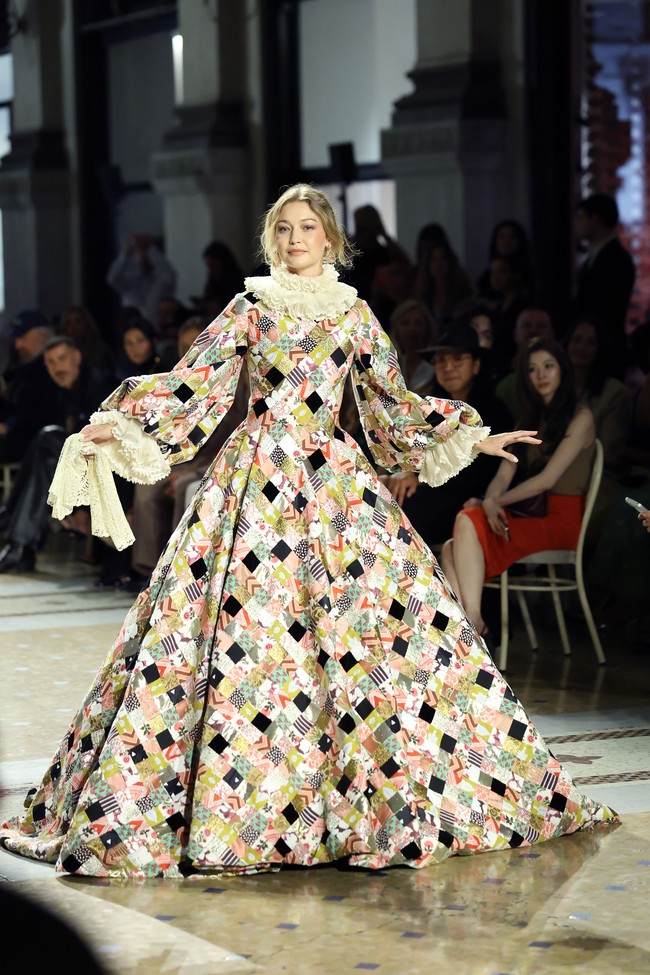 Gaun bervolume besar ini datang dari koleksi Valentino Spring 2025 dan menjadi salah satu rancangan awal Alessandro Michele setelah ditunjuk sebagai direktur kreatif rumah mode Italia tersebut. Foto: Getty Images for Vogue/Daniele Venturelli